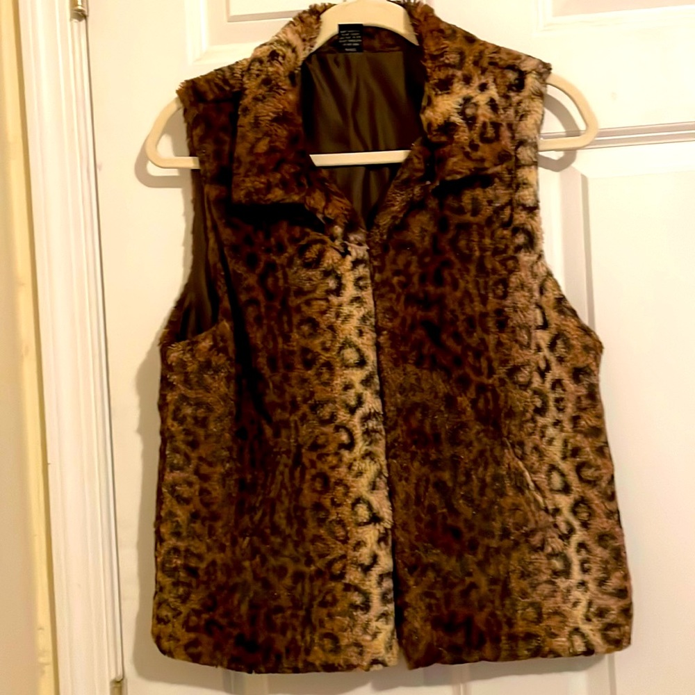 Size Medium Leopard Print Fux Fur Vest with 4 hook buttons. Side Pockets